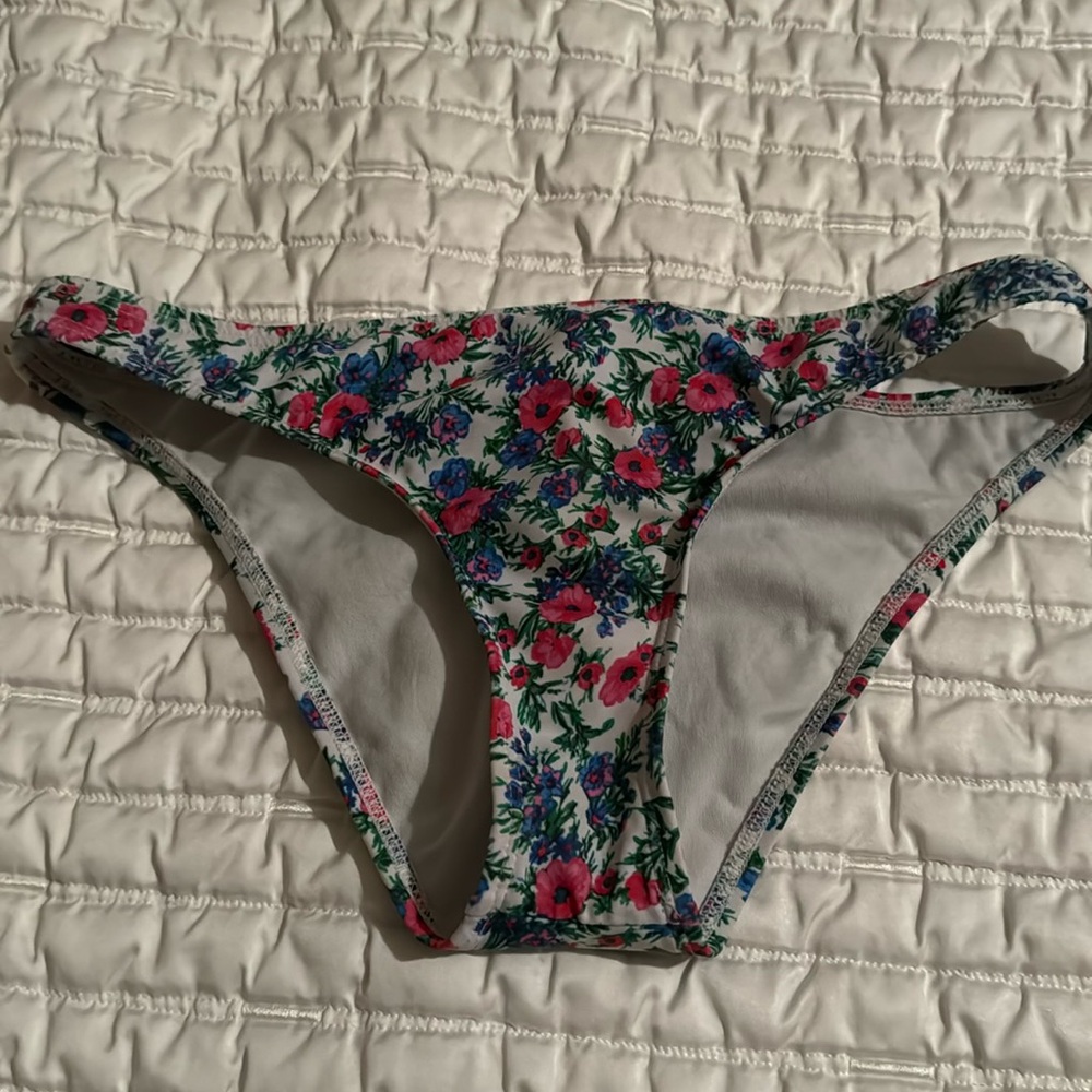 Two pieces bathing suit Good condition. Size M. Guess brand